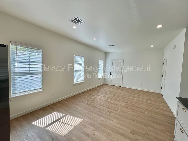 216 E Hurd St #250 — Photo 12