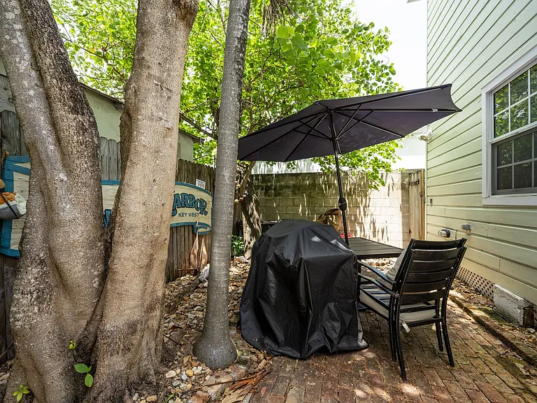 415 Julia St — Photo 23