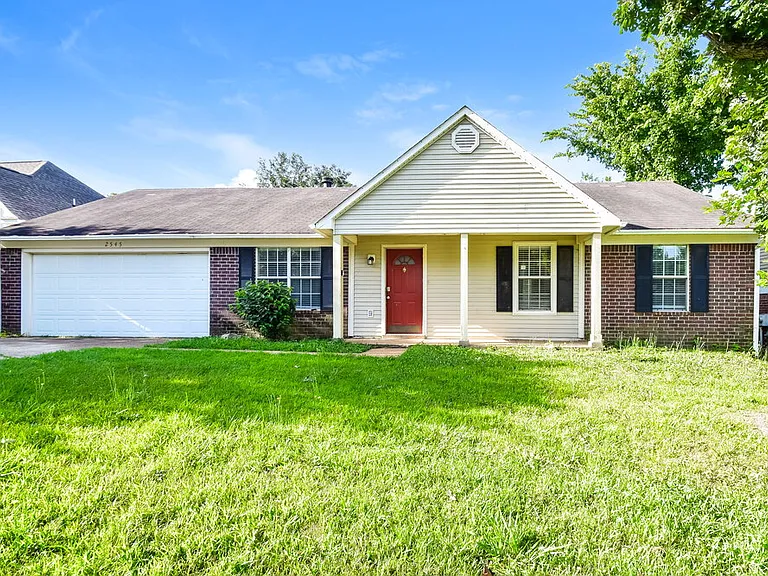 2545 Waverly Dr — Photo 3