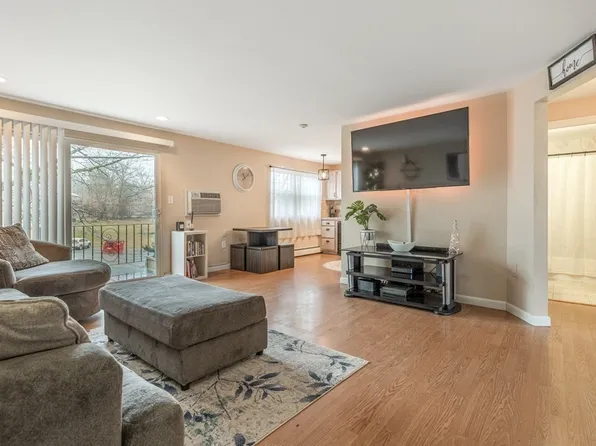 47 Edgelawn Ave APT 12, North Andover, MA 01845