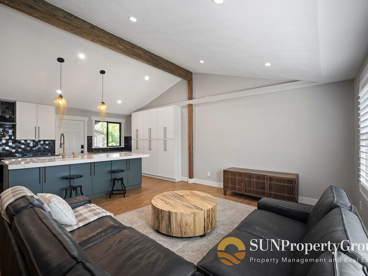 Beautiful Remodeled Home In Great Midvale Location Upstairs Only — Photo 2