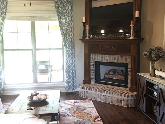 Living room & gas fireplace