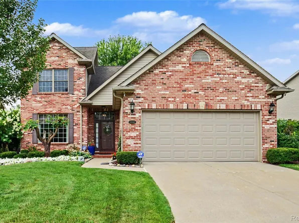 13048 Harbor Landings Dr, Fenton, MI 48430