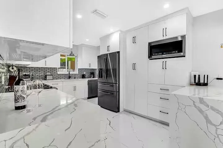 3204 Robbins Rd — Photo 5