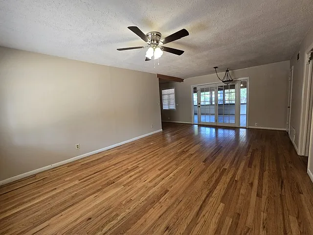 3 bed, 1025 sqft, $1,395 — Photo 3