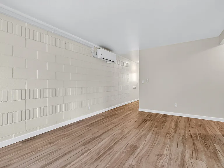 721 N Main St #4 — Photo 12