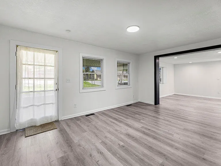 9113 Askew Ave — Photo 8