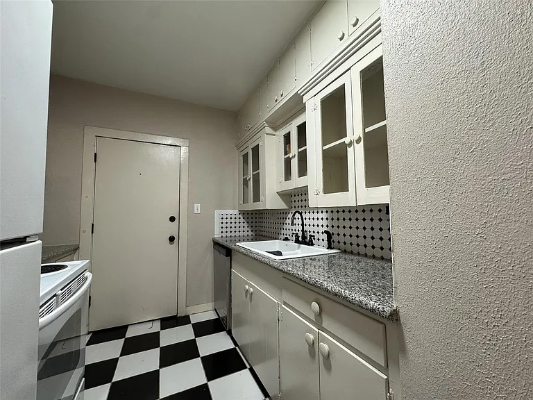 302 W Saulnier St #2 — Photo 8