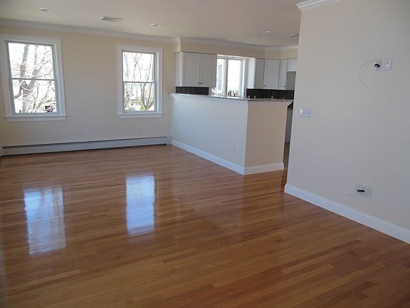 5th image of 100 Charlotte Dr
