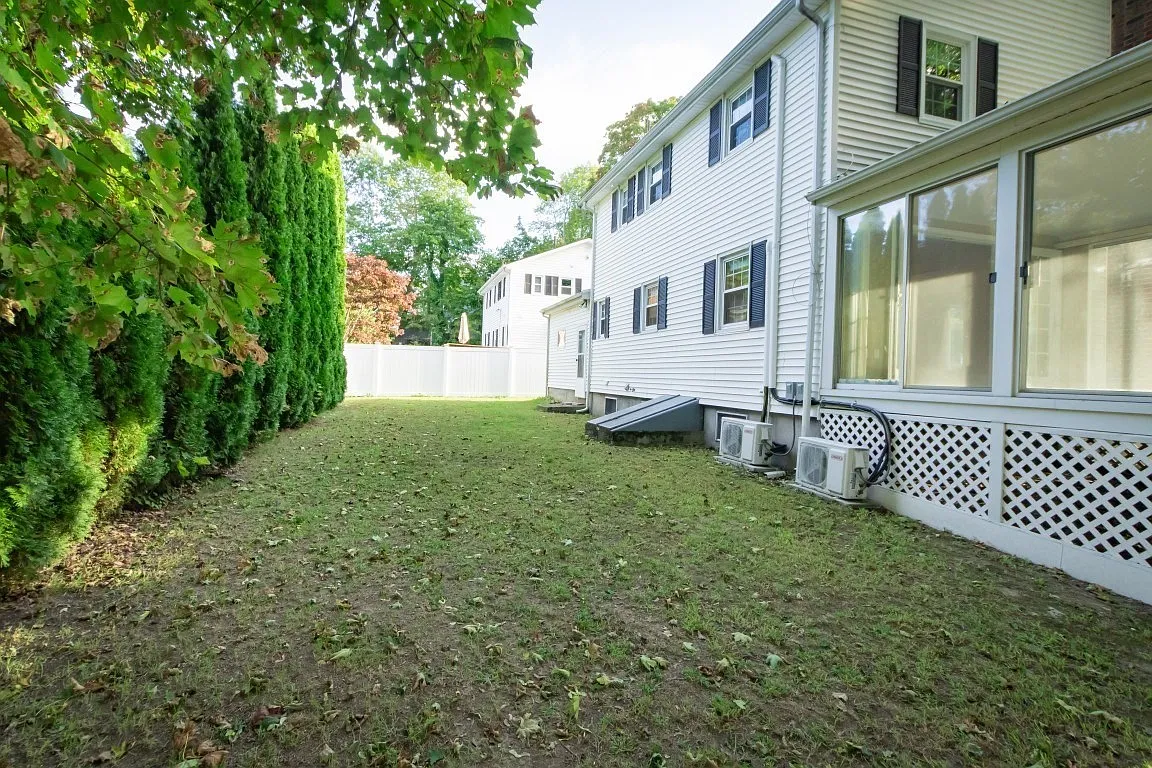 3 bed, 1.5 bath, 1372 sqft, $3,500 — Photo 4
