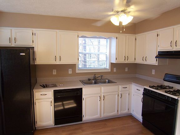 Spacious kitchen with all appliances