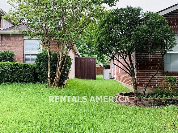 3rd image of 2802 Hillside Dr