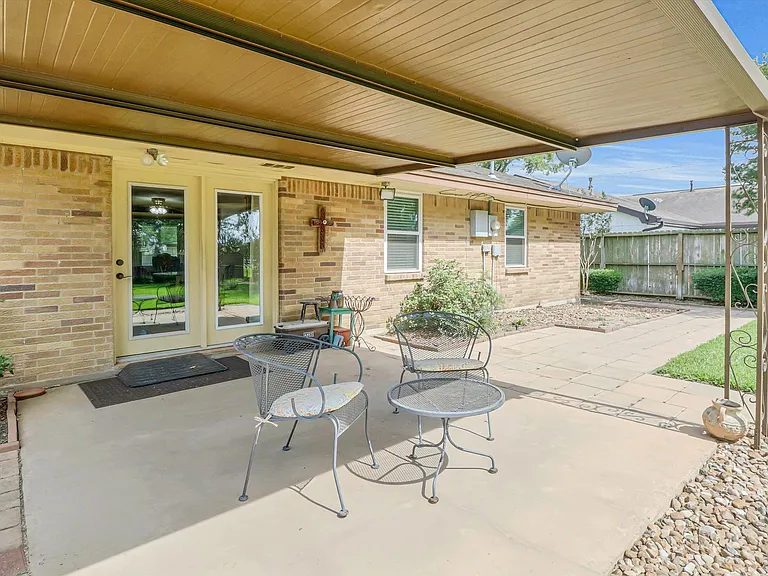 805 Bluebonnet Ln — Photo 16
