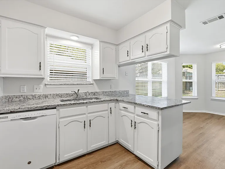 7913 Pebblebrook Dr — Photo 9