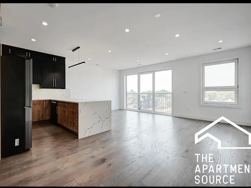 3018 W Belmont Ave #4