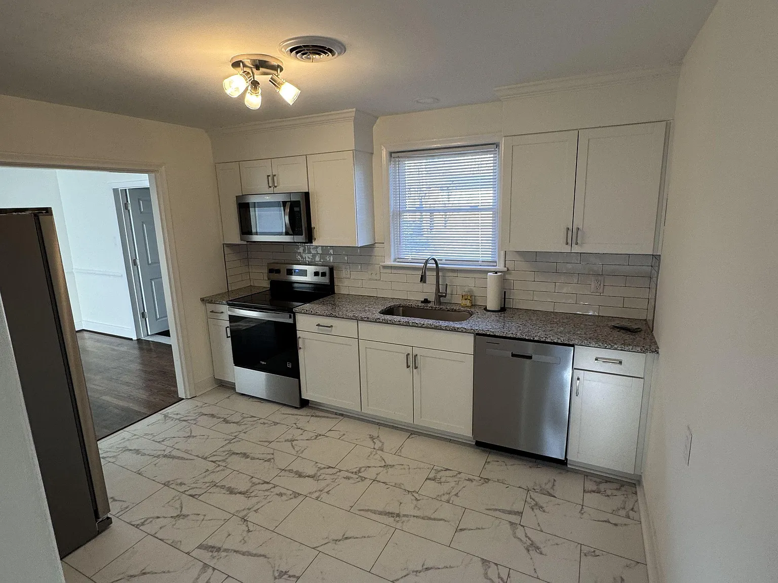 4 bed, 2.0 bath, 2000 sqft, $728 — Photo 3