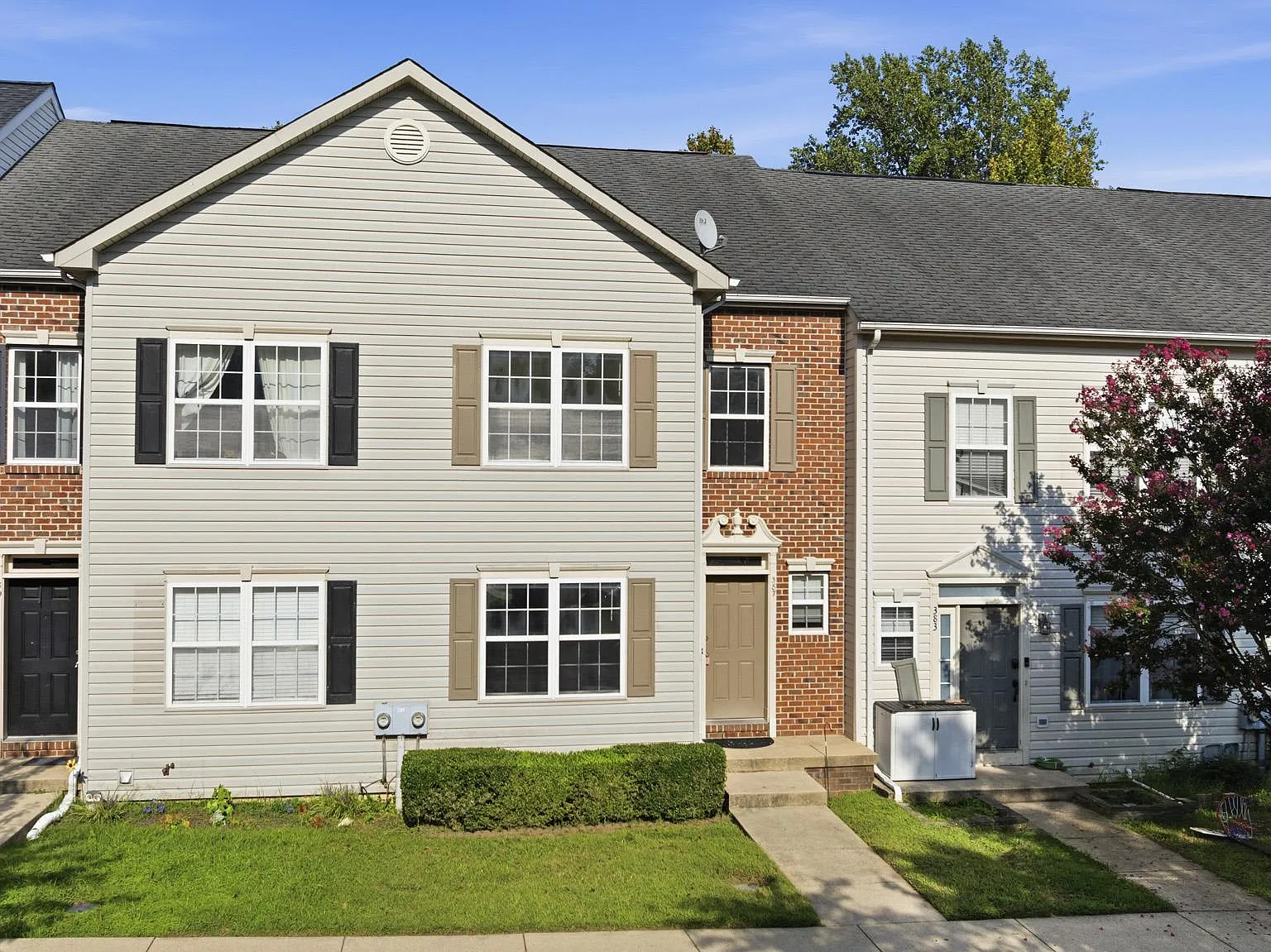 3 bed, 3.5 bath, 2114 sqft, $2,500 — Photo 1