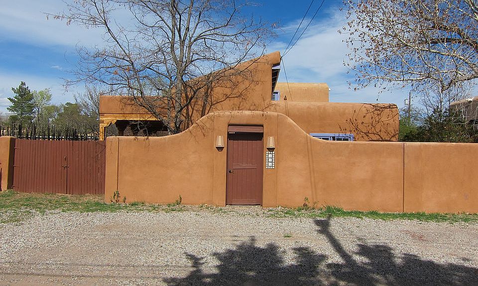 Lg pkg, stucco wall, casita