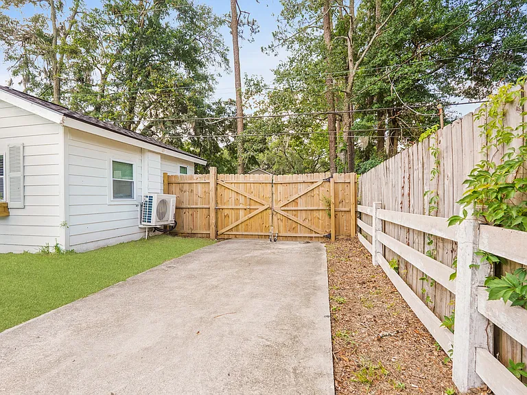 1815 E Derenne Ave #B — Photo 31