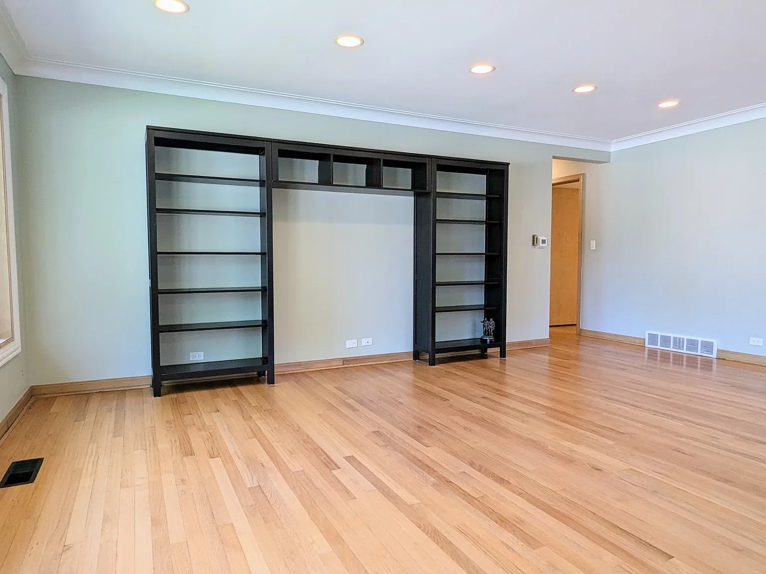 3 bed, 1.5 bath, 1341 sqft, $3,100 — Photo 2