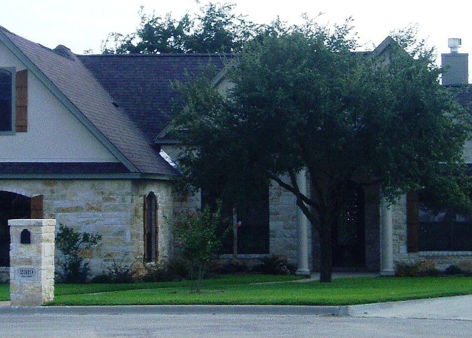 Wonderful home on large interior corner lot!