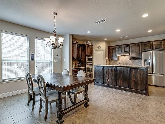 3rd image of 3622 Hyde Park Dr