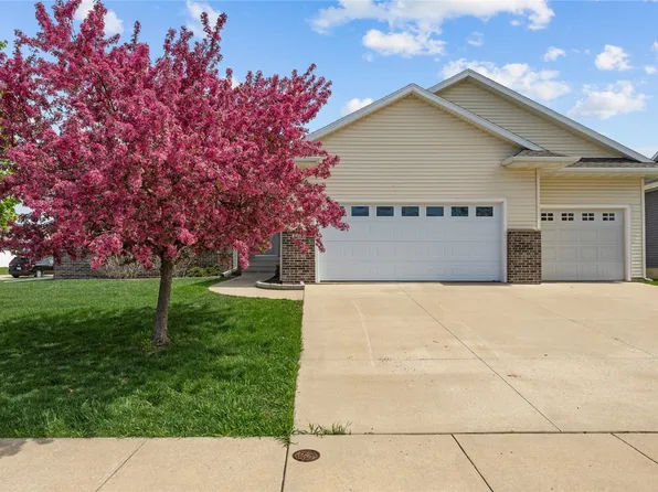 105 18th Ave, Hiawatha, IA 52233