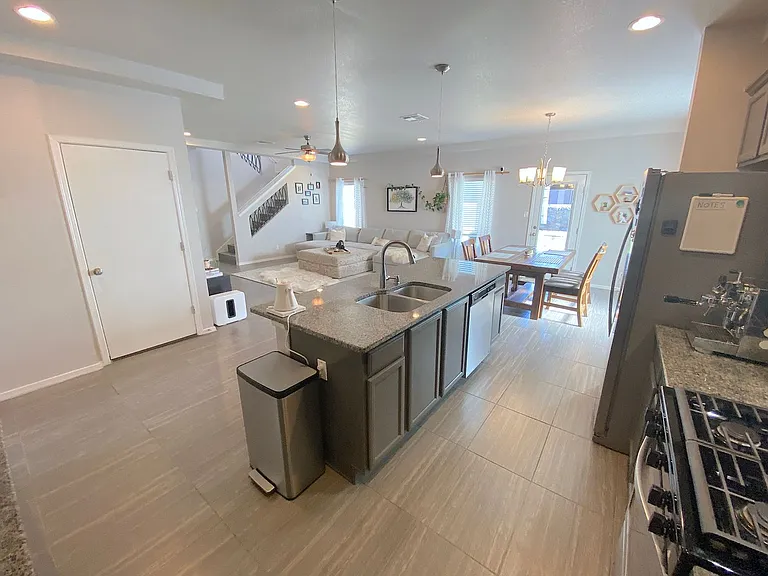 528 Delancey St — Photo 12