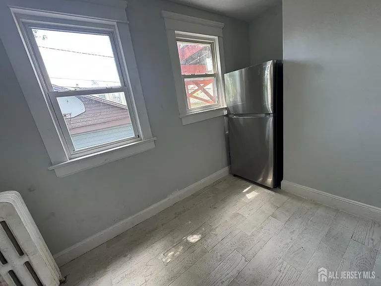 266 Sandford St — Photo 4