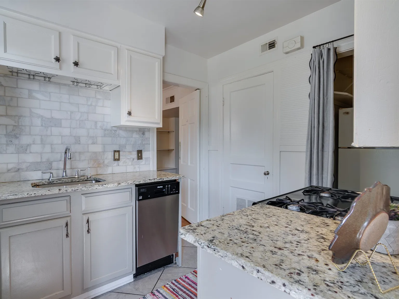 2 bed, 1.0 bath, 1000 sqft, $1,425 — Photo 3