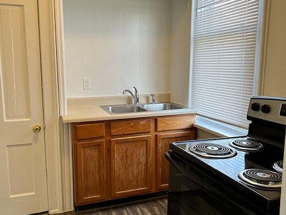 3rd image of 1424 California Ave #2