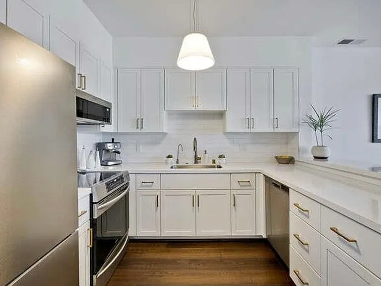 97 E Saint James St — Photo 6