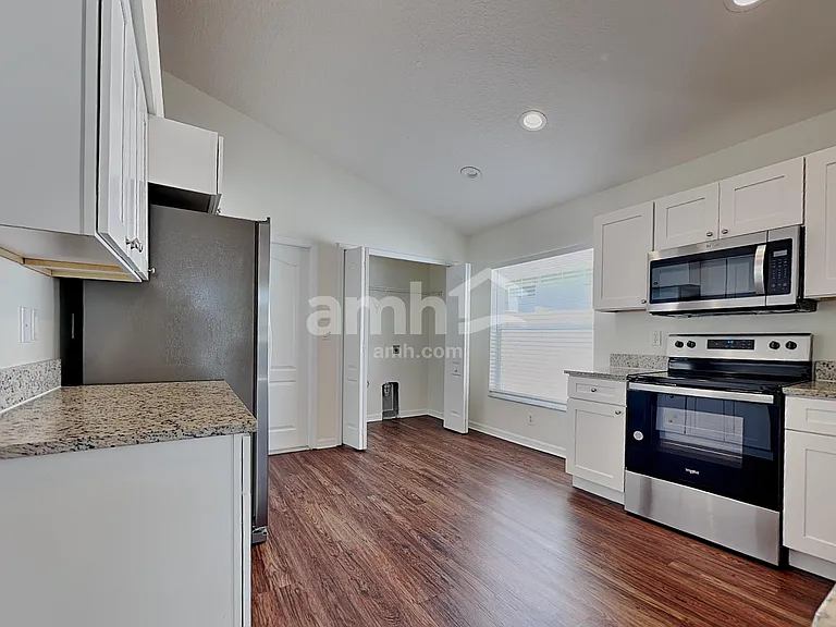 30734 Midtown Ct — Photo 3