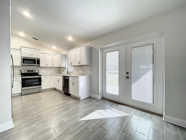 438 Union Dr — Photo 11