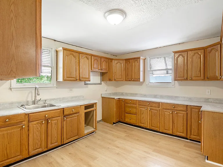 1031 Ash St — Photo 6