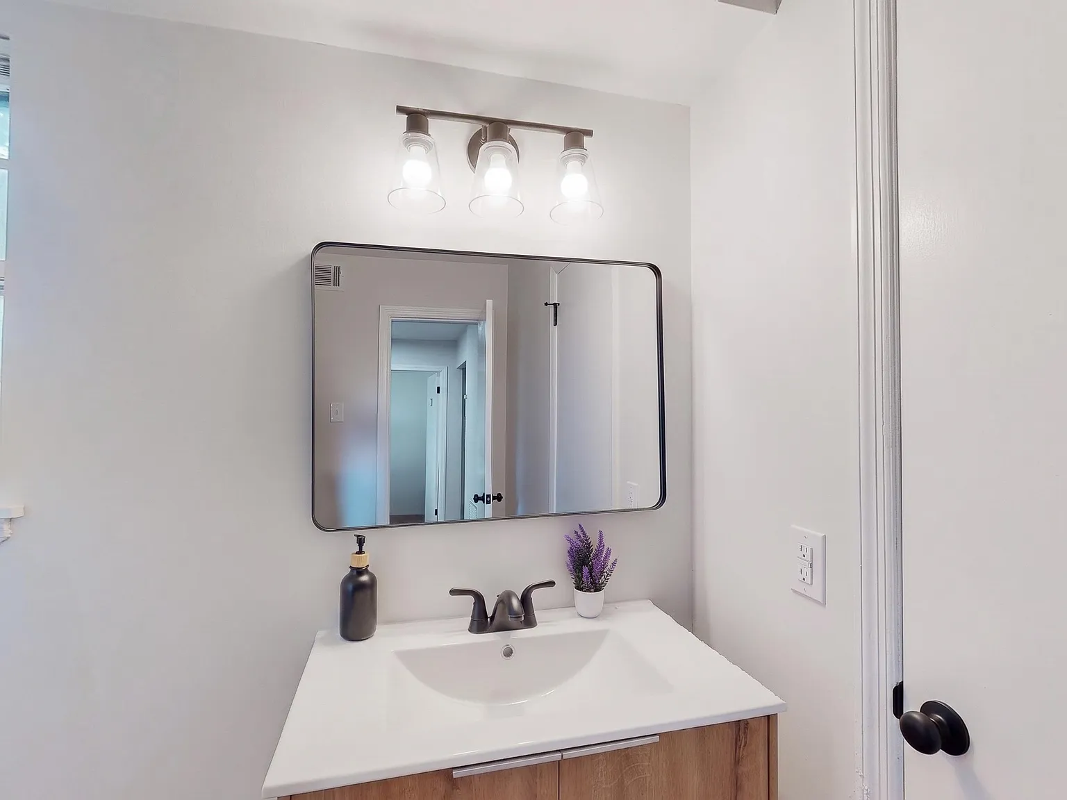 4 bed, 3.0 bath, 2924 sqft, $1,001 — Photo 4