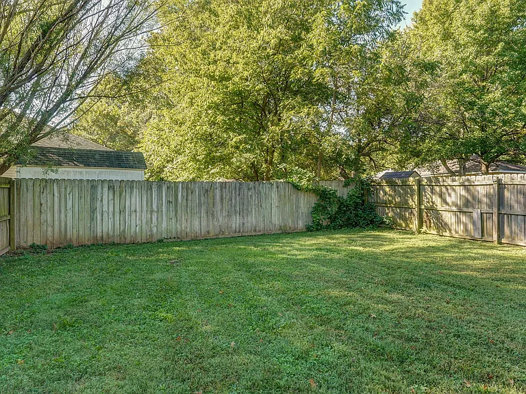404 E Valley View Rd — Photo 3