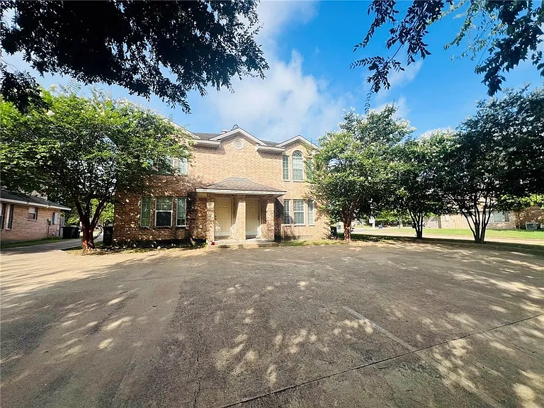 2317 Cornell Dr — Photo 2