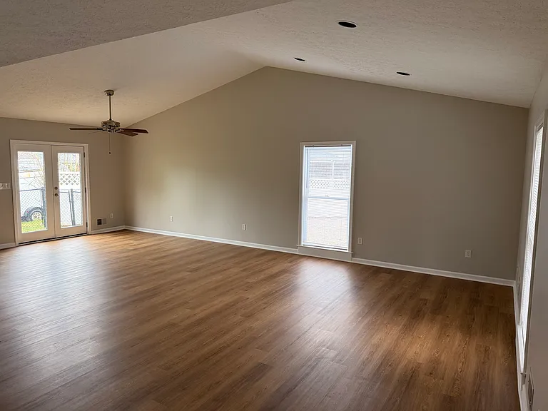 1009 Hess Ln — Photo 2