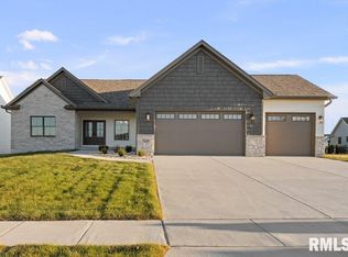 7123 Alvie Ln, Bettendorf, IA 52722