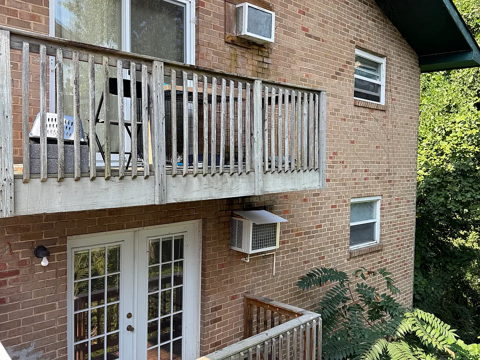 137 Hendricks Blvd - Private decks