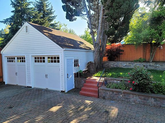 2nd image of 1527 Marguerite Ave