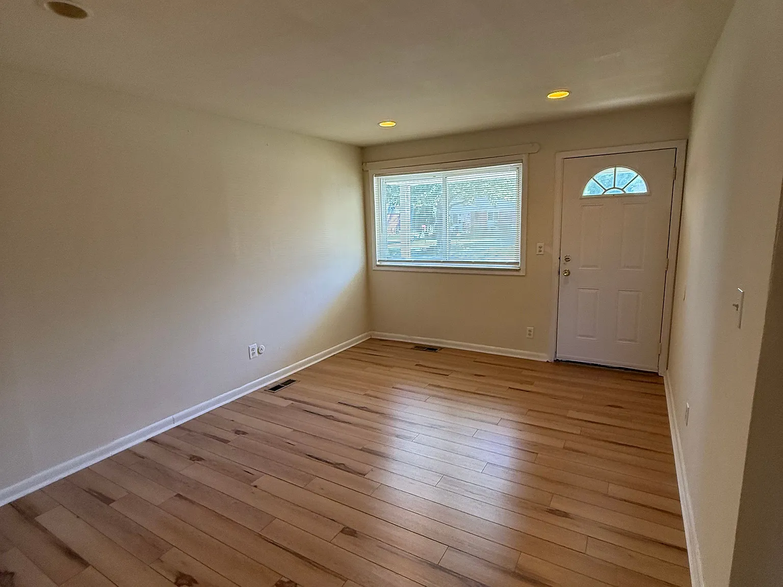 3 bed, 875 sqft, $1,900 — Photo 2