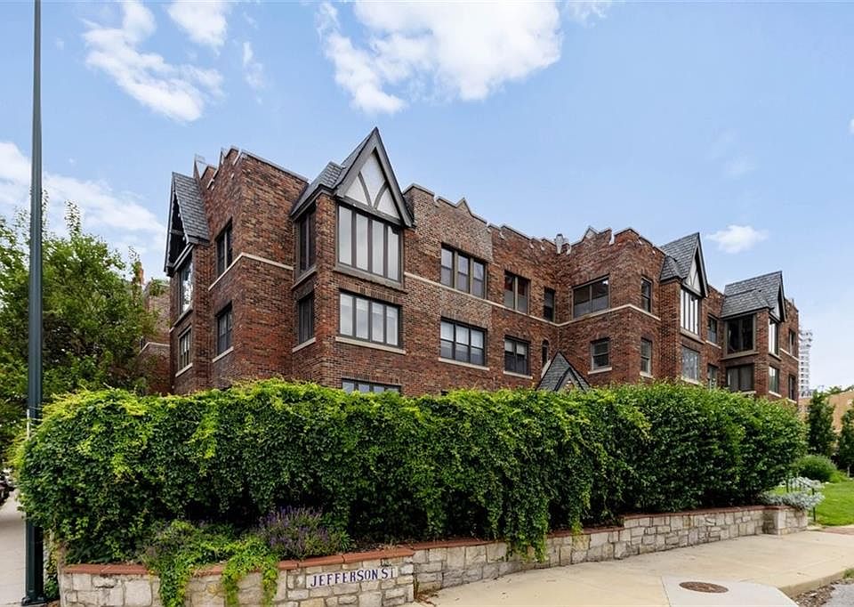 1st image of 700 W 48th St APT 206