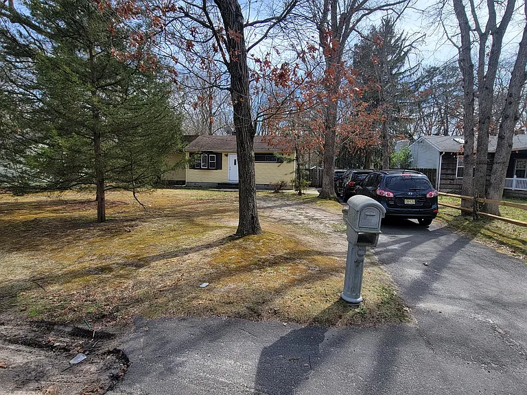 124 Erica Rd — Photo 1