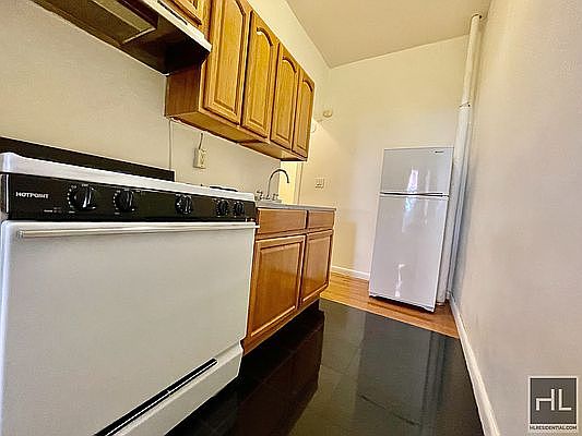 4th image of 338 E 61st St #1