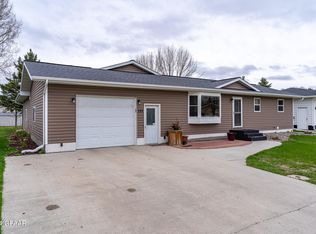 133 Twin Dr, Crookston, MN 56716