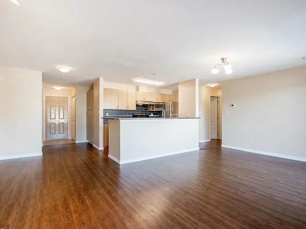 15220 Guildford Dr #401, Surrey, BC V3R 0Y6