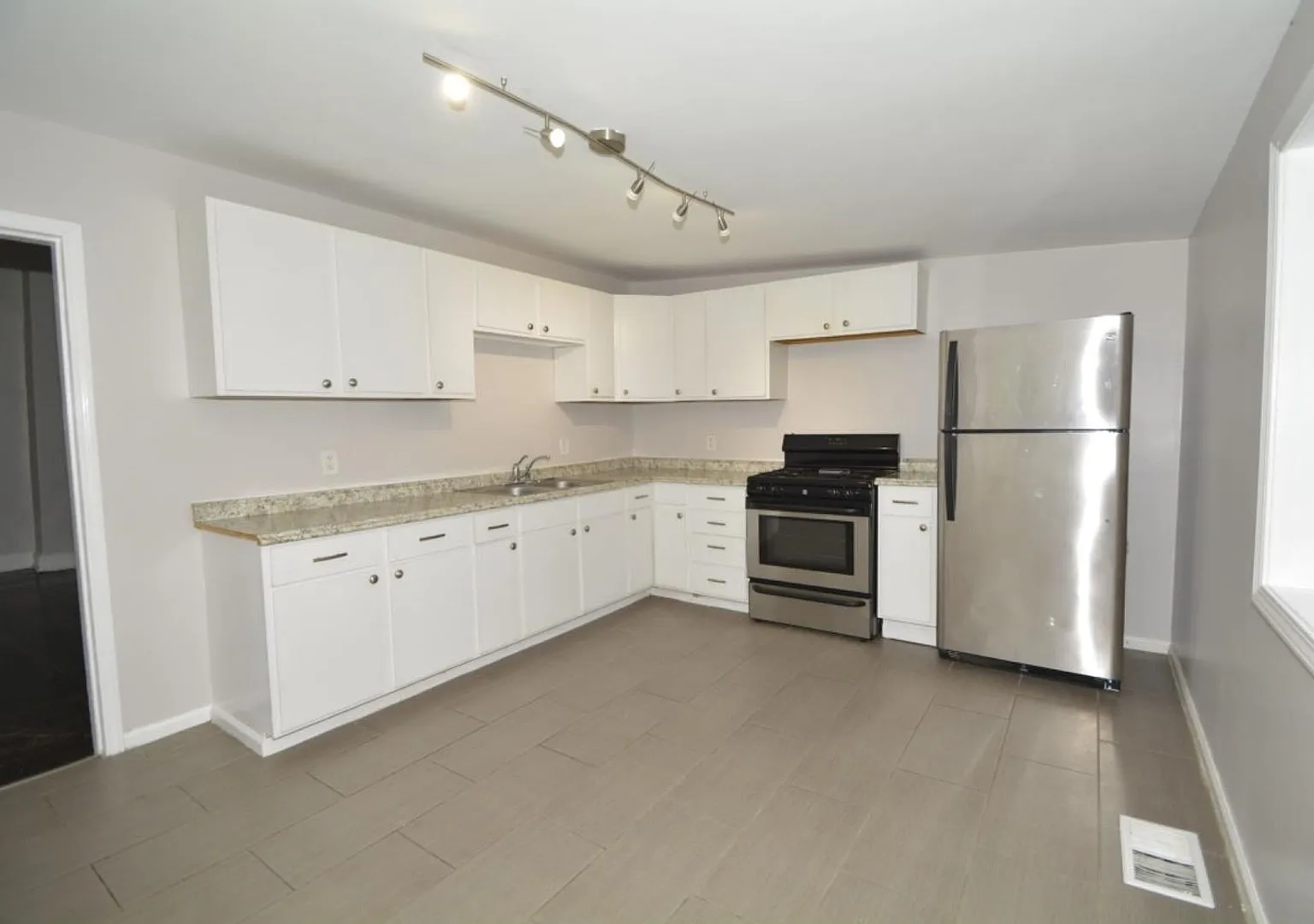 Cute 2 bed 1 Bath Home! Huge Walk in Closet — Photo 3