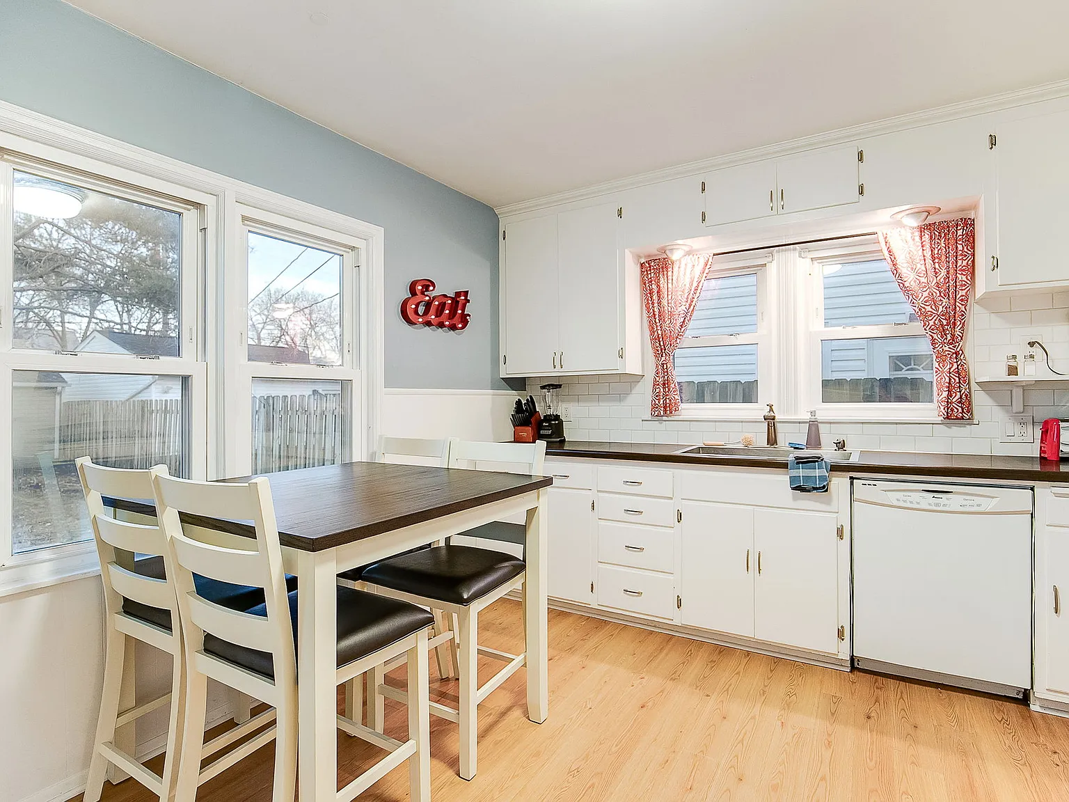 3 bed, $4,800 — Photo 2